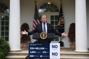 Netylant kalboms apie apkaltą JAV prezidentui D. Trumpas ir N. Pelosi apsikeitė įžeidimais