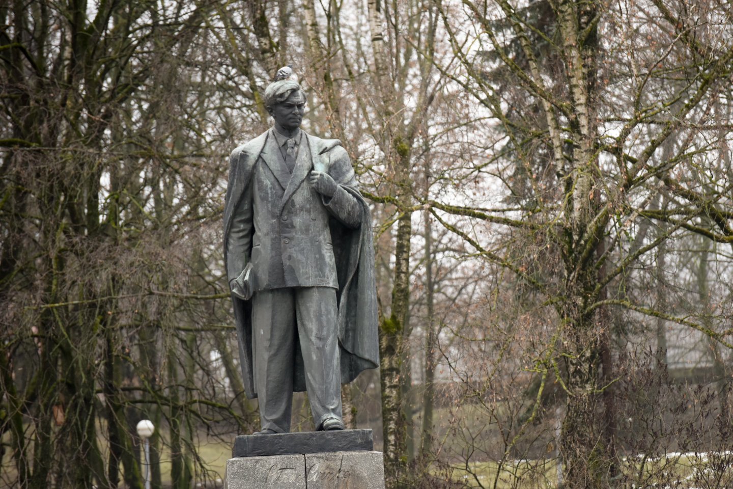 Vilniaus miesto savivaldybė nori nuversti rašytojo P.Cvirkos paminklą.<br>D.Umbraso nuotr.