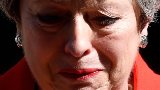 Theresa May su ašaromis akyse paskelbė svarbią žinią – ji traukiasi