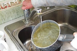 Pyksta, kad iš čiaupo bėga drumzlės, bet siūlomo vandens neima