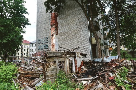 Sklypas pačiame Kauno centre kelia šiurpą kaimynams. Bet kam tai rūpi?   