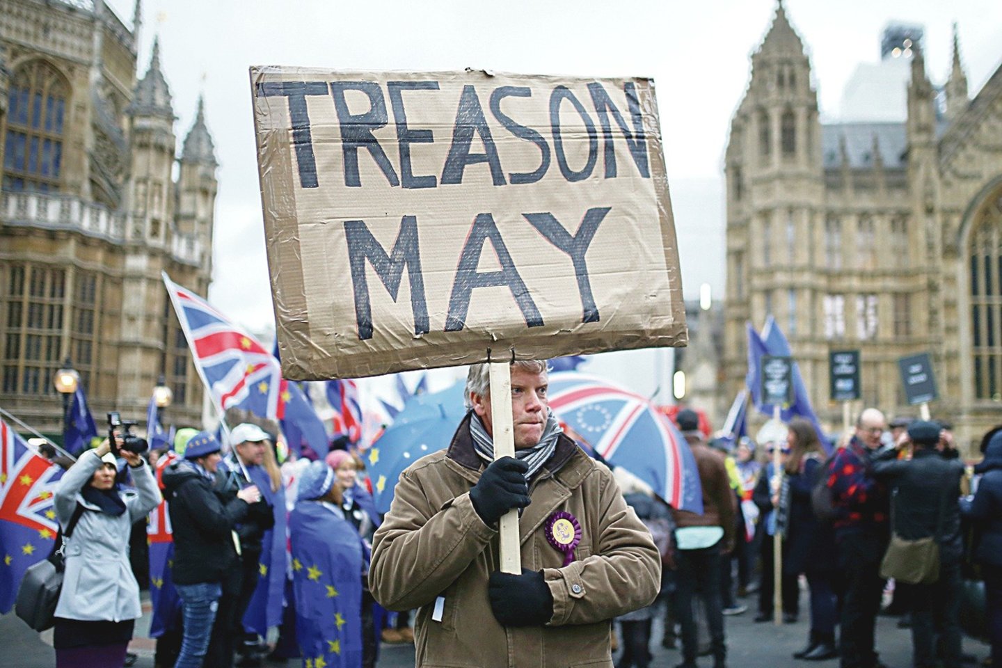 „Išdavystė May“ – su tokiais šūkiais protestuoja britai, pavargę nuo neišspręstos „Brexit“ krizės.<br>„Reuters“/„Scanpix“ nuotr.