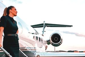 Skrydžių palydovės atskleidė, ką reiškia dirbti privačiuose turtuolių lėktuvuose