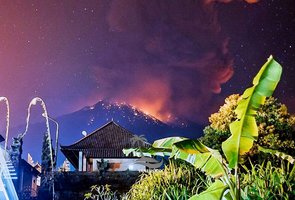 Balyje ugnikalnio išsiveržimas trumpam sutrikdė skrydžius 