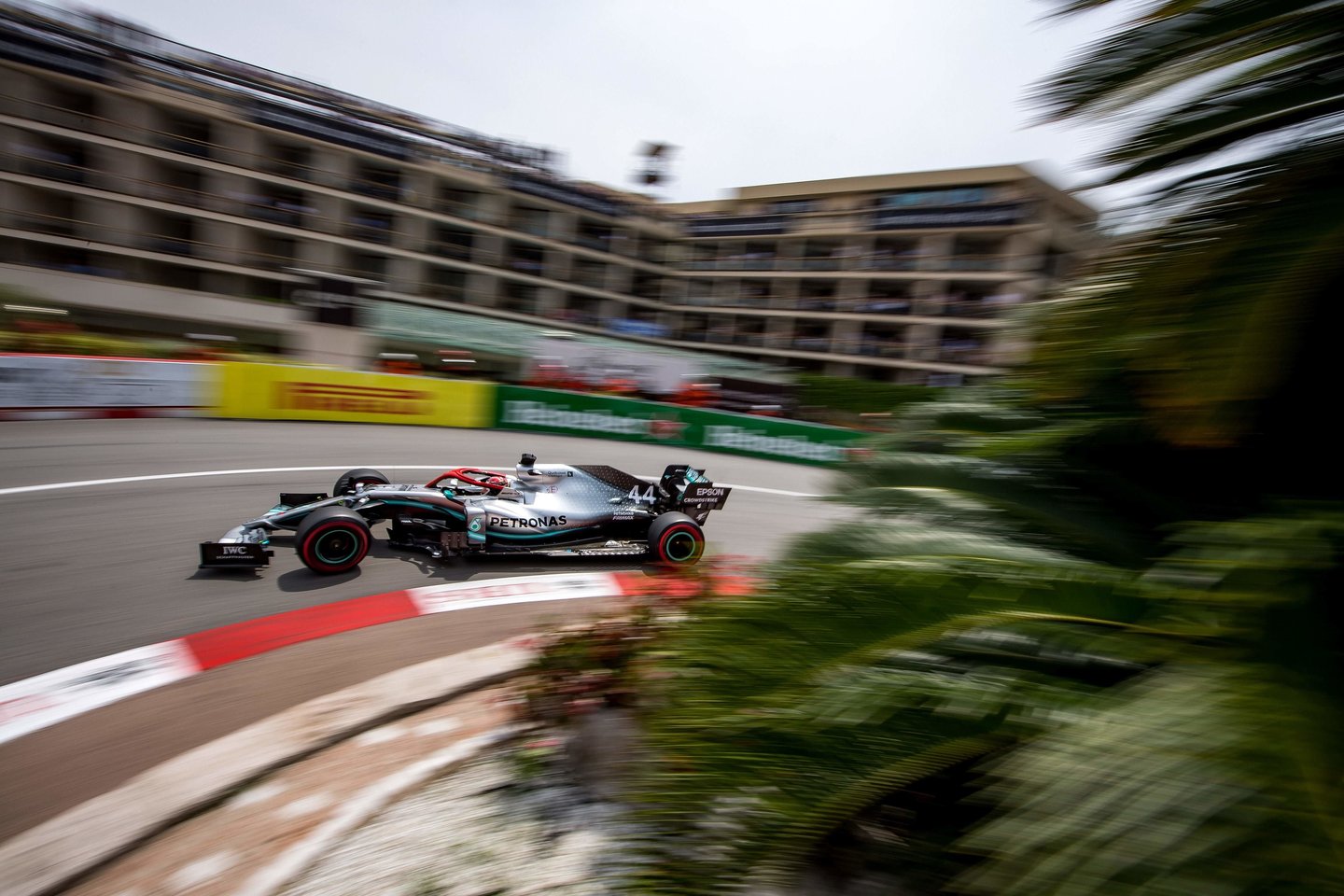  L.Hamiltonas laimėjo Monako kvalifikaciją.<br> AFP/Scanpix nuotr.