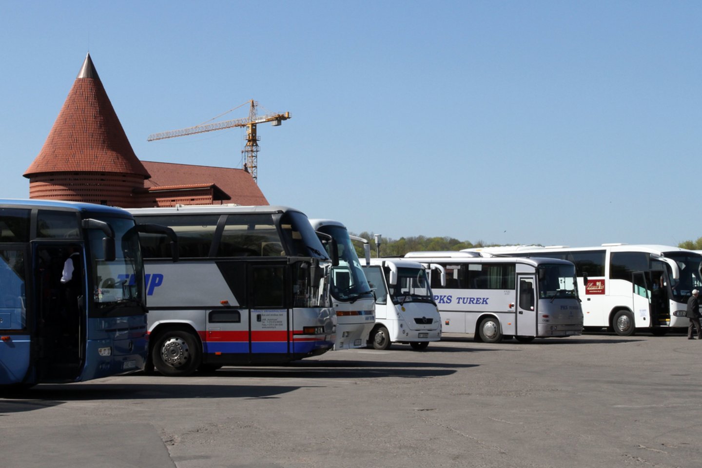Turistai, autobusai, lenkų turistų autobusai prie Kauno piles, kelionės, Kaunas<br>M.Patašiaus nuotr.