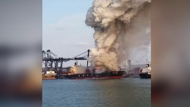 Nufilmuota: prišvartuotame laive nugriaudėjęs sprogimas sužalojo 25 žmones