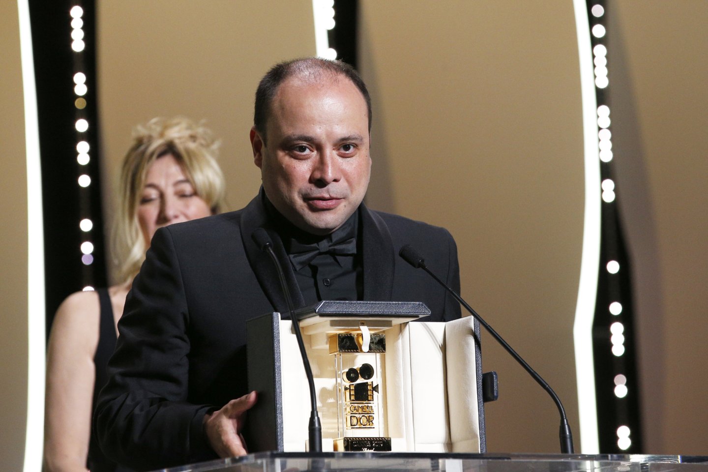 Auksinė kamera skirta Gvatemalos režisieriui Cesarui Diazui už filmą „Mūsų motinos“.<br> Scanpix nuotr.