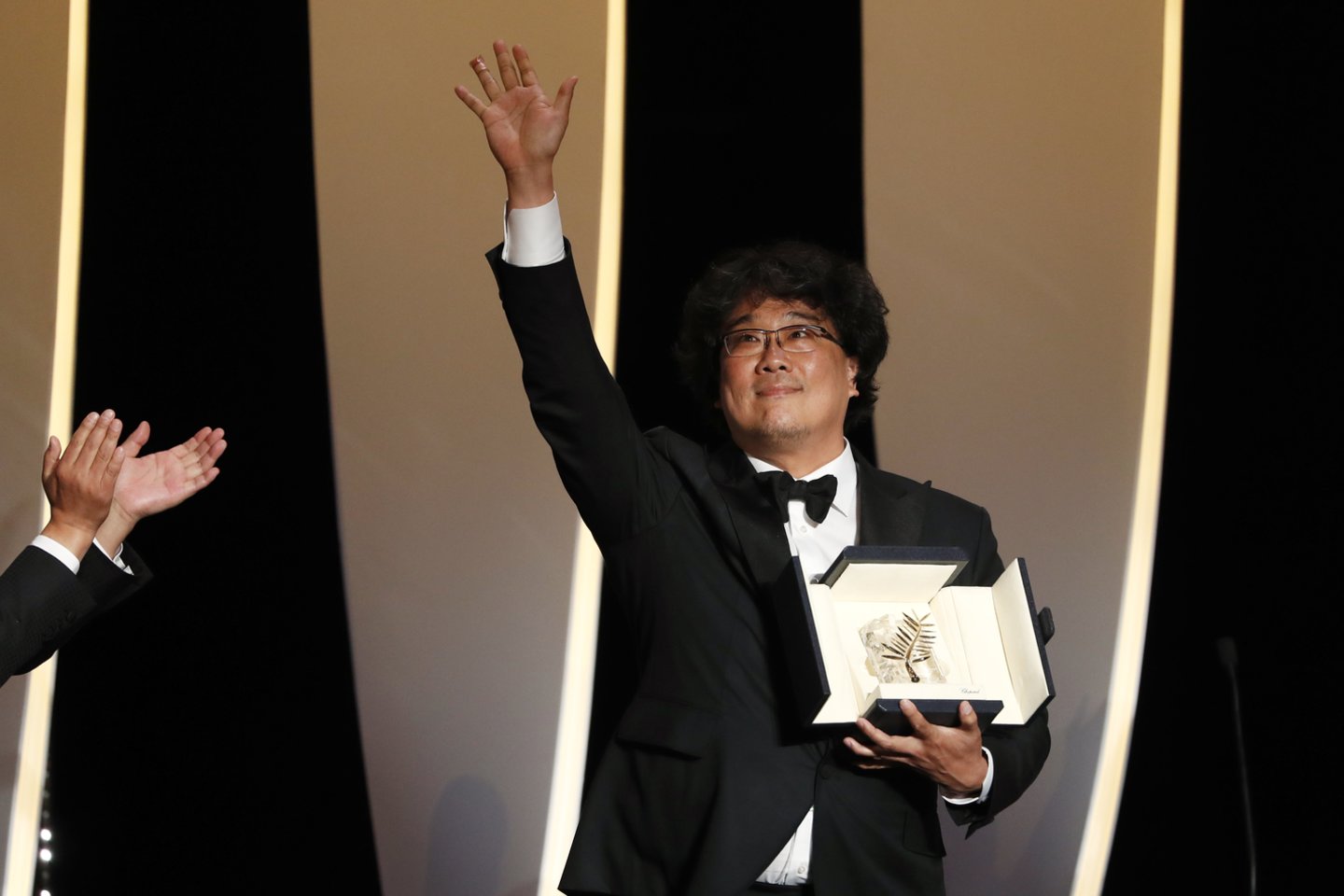 Auksinė palmės šakelė atiteko Pietų Korėjo režisieriui Bongui Joon-ho už filmą „Parazitas“.<br> Scanpix nuotr.