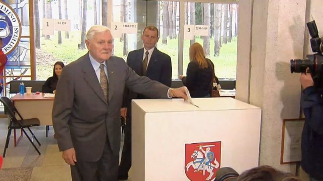  Valdas Adamkus balsavo prezidento rinkimuose