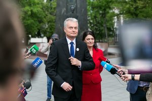 D. Nausėdienė sveikino vyrą: „Širdy vyras visada buvo laimėtojas“