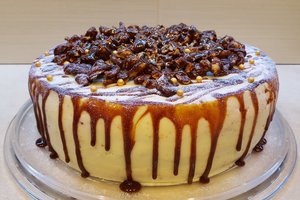 Druskininkų tortų turnyras: sūdytų žemės riešutų, slyvų bei karamelės tortas