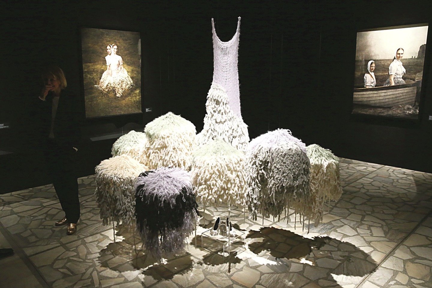 Savitoje kūrėjų iš Farerų Salų instaliacijoje esanti suknelė – tinkama vilkėti.<br>R.Danisevičiaus nuotr.