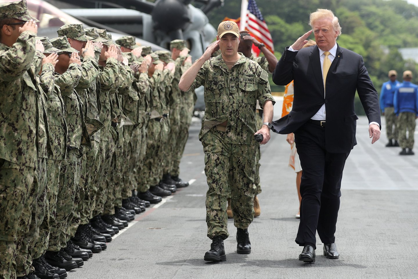 Antradienį D.Trumpas kartu su Japonijos ministru pirmininku Sh.Abe apsilankė viename didžiausių Japonijos karinių jūrų pajėgų laivų – lėktuvnešyje „Kaga“ – Jokosukos bazėje prie Tokijo įlankos žiočių.