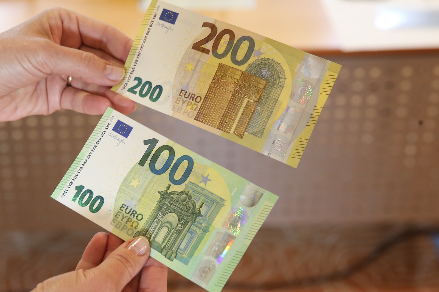 100 eurų banknotas yra ketvirtas pagal populiarumą Lietuvoje. <br> R.Danisevičiaus nuotr. 