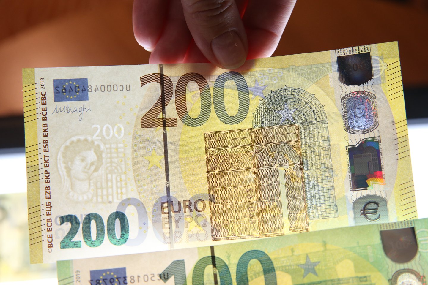 100 eurų banknotas yra ketvirtas pagal populiarumą Lietuvoje. <br> R.Danisevičiaus nuotr. 