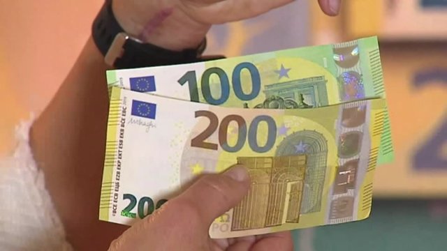 Pristatė naujosios serijos „Europa“ 100 ir 200 eurų banknotus