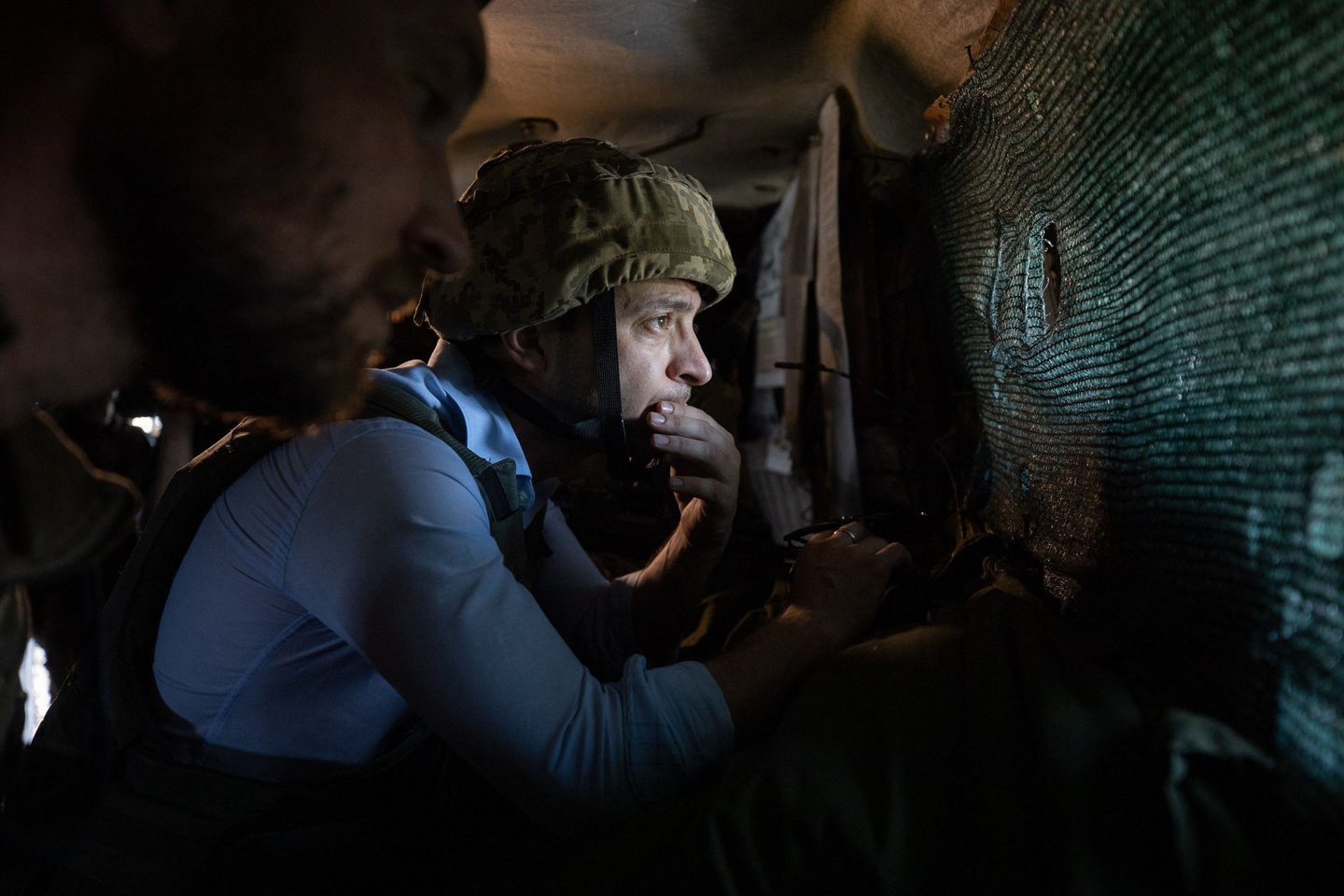  Pamatęs, kokiomis sąlygomis gyvena kariai, V. Zelenskis „sakė, kad būtina jas pagerinti“.<br> AFP/Scanpix nuotr.