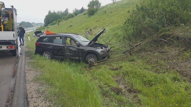 Vaizdai iš įvykio vietos prie Kryžkalnio: žuvo padėti vairuotojai sustojęs vyras 