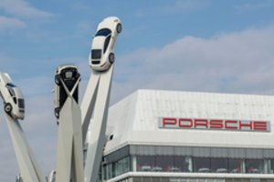 „Porsche“ biuruose vykdomos kratos dėl kaltinimų korupcija