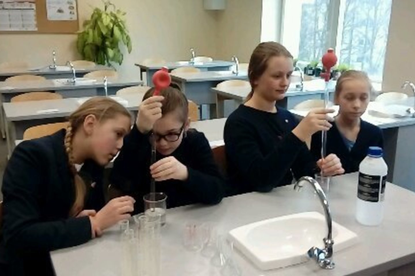 Birštono gimnazijos mokiniai pamėgo chemiją. Jie noriai leidžiasi į eksperimentus. <br> Birštono gimnazijos nuotr. 