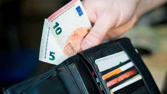 Vyriausybė siūlo MMA didinti apie 50 eurų, darbdaviai linkę mokėti mažiau