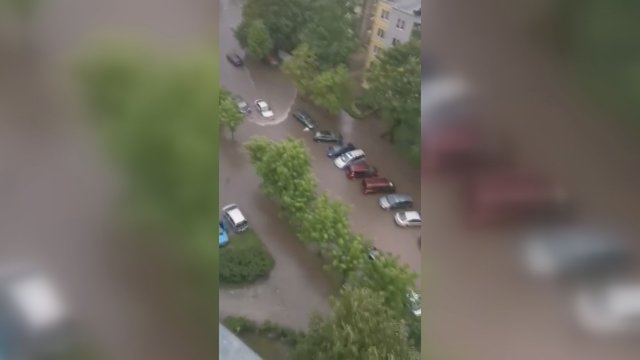 Žiūrovė nufilmavo, kas dėjosi Šiauliuose: skendo automobiliai, vanduo veržėsi į laiptines