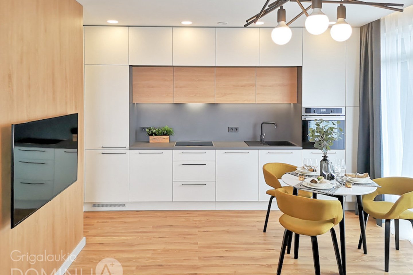 Nedidelių butų pirkėjai domisi, kaip palyginti nedidelėje erdvėje tinkamai ir stilingai atskirti miegamojo ir svetainės ar virtuvės zonas.<br>„Omberg“ nuotr.