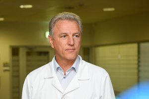 Prokuratūra sunkina įtarimus buvusiam Santaros klinikos vadovui K. Strupui – dabar įtariamas kyšininkavimu