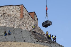 Griūvantį Gedimino kalną tvarkė nelegalai iš Ukrainos ir Baltarusijos