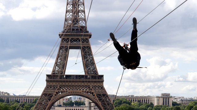 Eiffelio bokšto lankytojams leista ekstremaliai pasigrožėti Paryžiumi