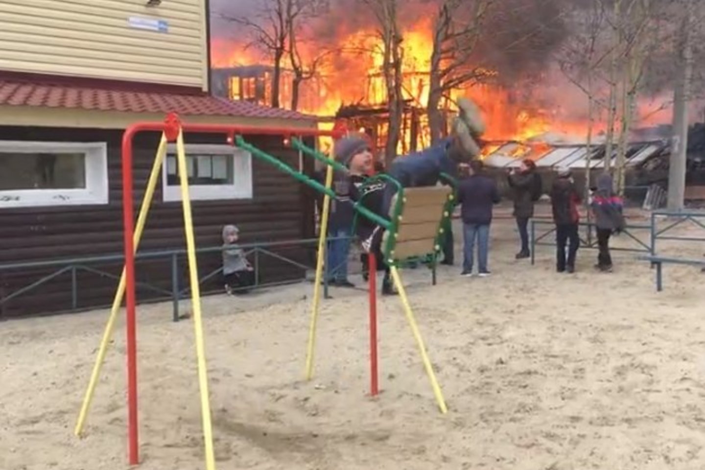 Nojabtsko mieste Tiumenės srityje neseniai sudegė dviejų aukštų namas. Šio gaisro metu niekas nenukentėjo. Žmonės iš degančio pastato buvo evakuoti laiku. Pasigrožėti liepsnomis buvo atėjęs ne vieną žmogų, tačiau jomis nebuvo sužavėti visi.