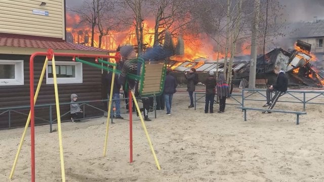 Namo gaisras Rusijoje virto sensacija: pasaulio dėmesį sukaustė mažametis Dima