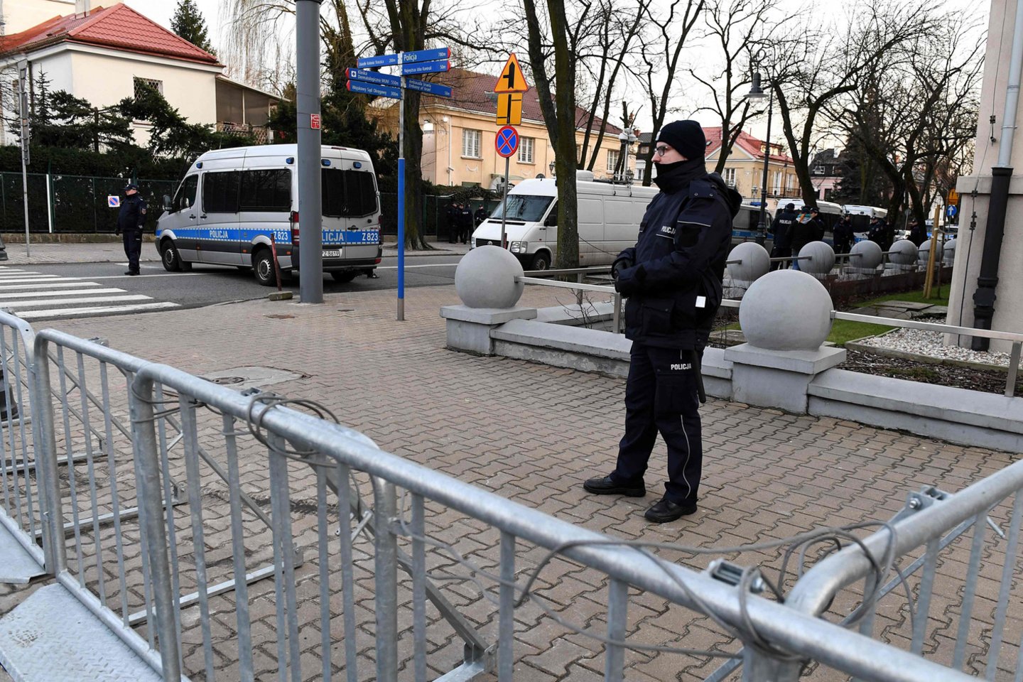 Po kruvinų įvykių Varšuvos mokykloje ir buvusio mokinio išpuolio mokymo įstaigoje Bžescėje valdžia sieks užtikrinti didesnį moksleivių saugumą.