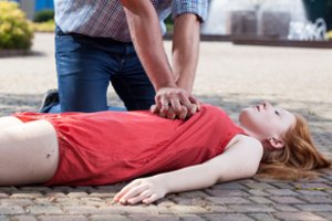 Perskaitykite ir išmokite lyg maldą: kaip padėti žmogui, staiga kritusiam be sąmonės
