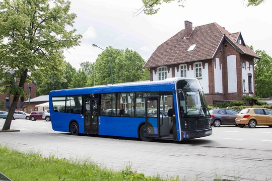 Klaipėdiečių elektrinis autobusas pirmą kartą vežė keleivius: jo galimybės stebina