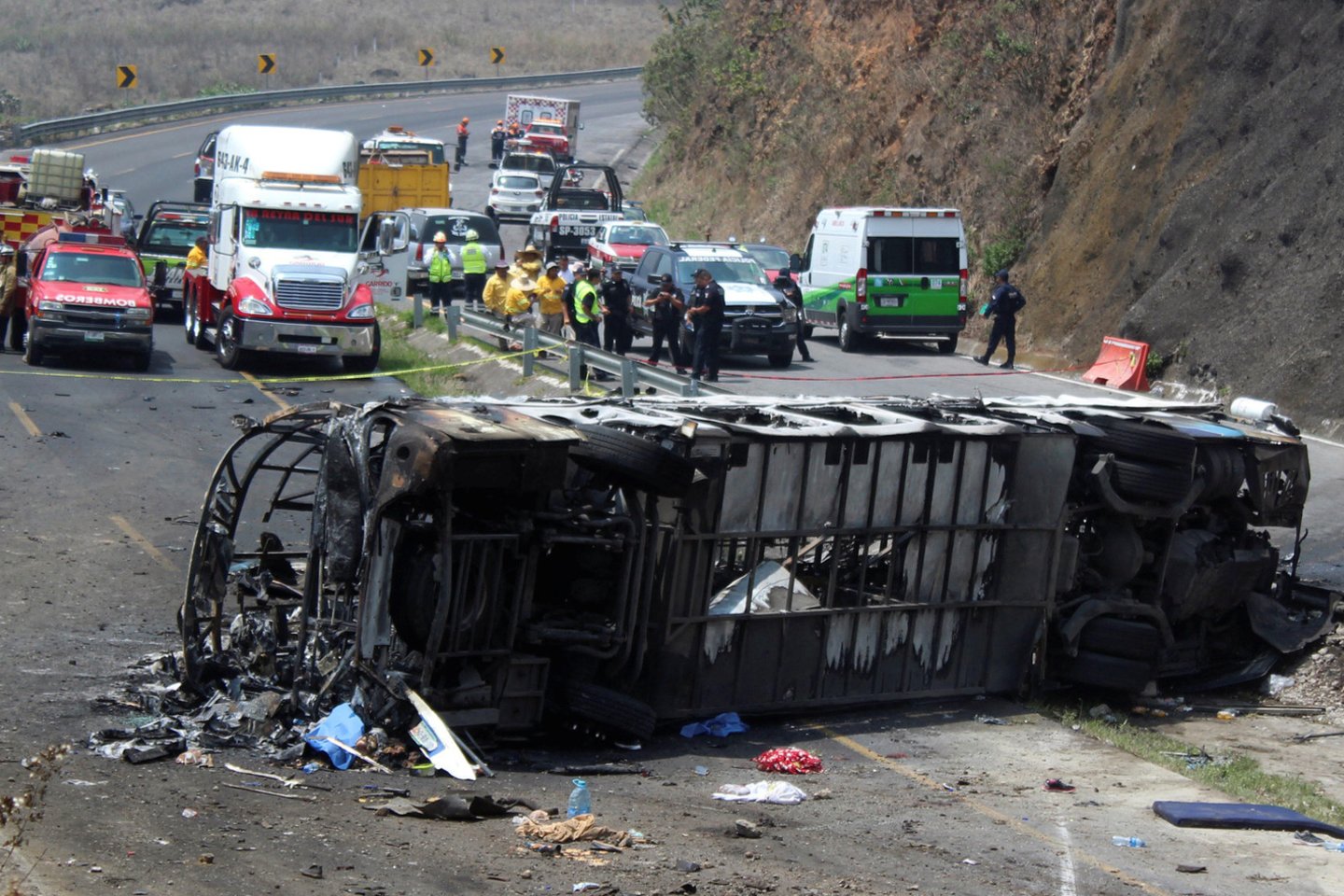 Meksikos rytuose trečiadienį susidūrus ir užsiliepsnojus vilkikui ir autobusui, kuriuo žmonės važiavo namo iš piligriminės kelionės į vieną katalikų šventovę, žuvo mažiausiai 21 žmogus, pranešė pareigūnai.