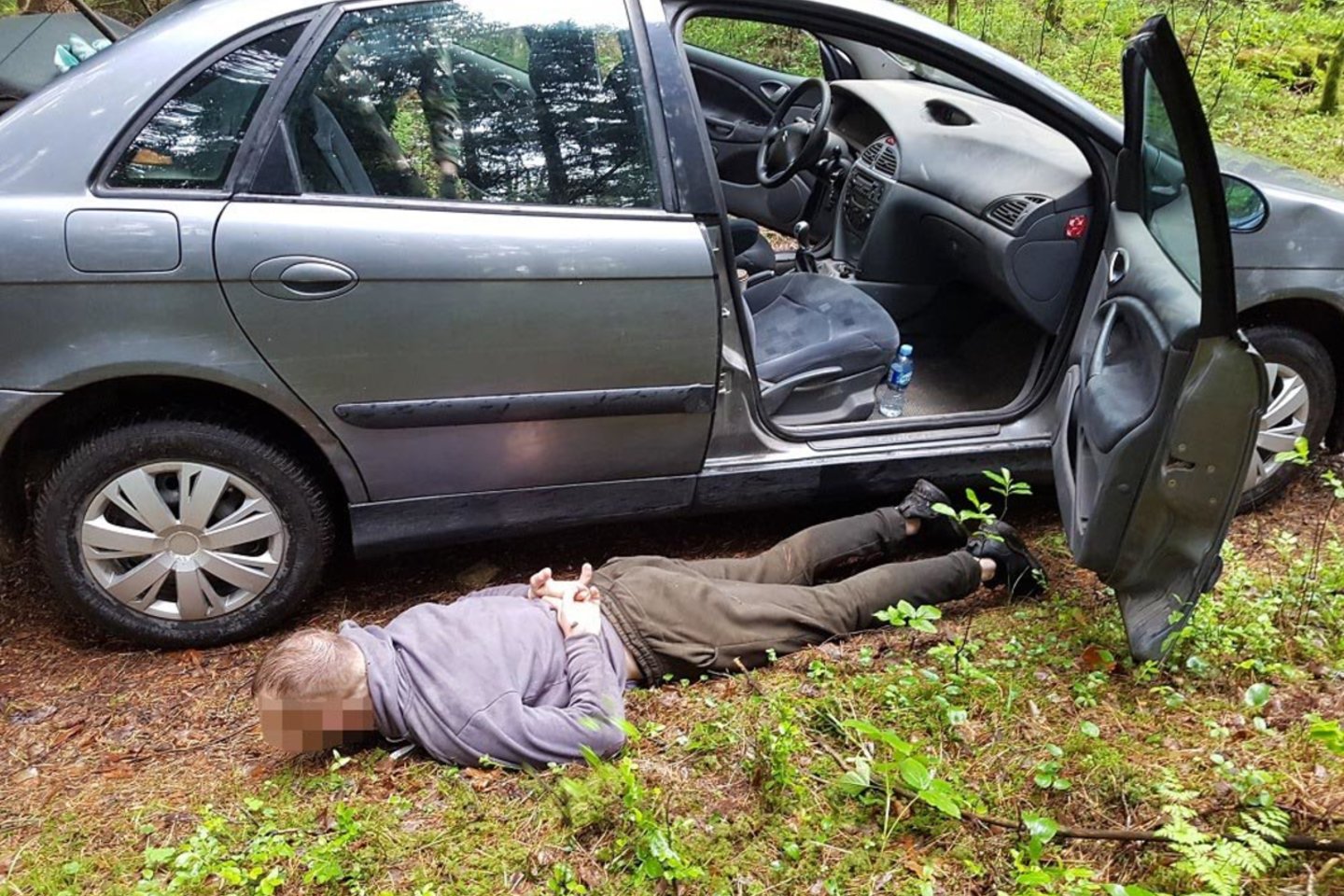 Automobilio bagažinėje pasieniečiai aptiko 2 tūkst. pakelių cigarečių.