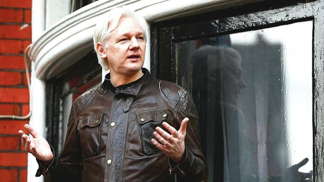 Advokatai prakalbo apie blogėjančią „Wikileaks“ įkūrėjo J. Assange‘o būklę
