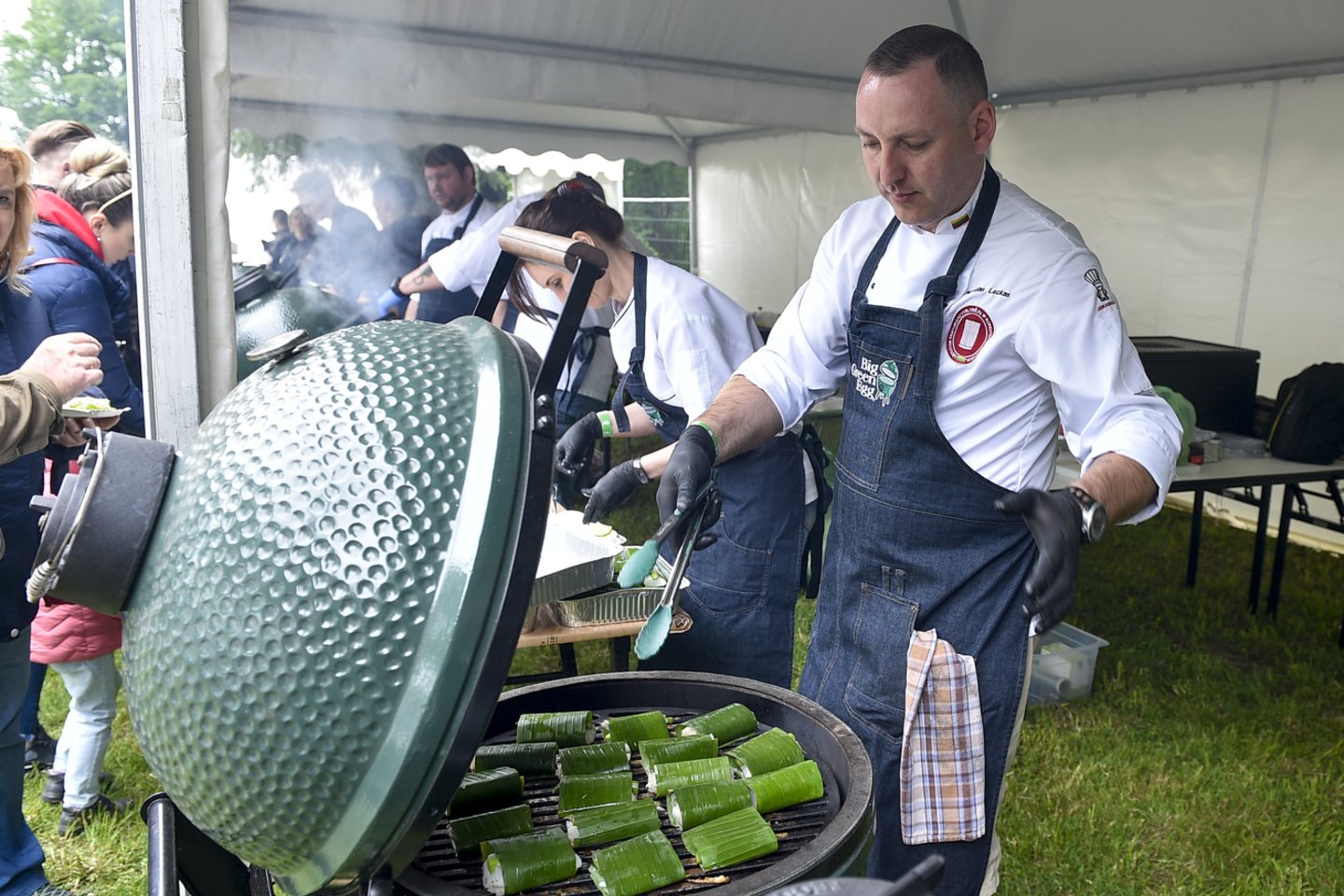  „Big Green Egg’s Flavour Fair“ festivalyje buvo galima  ne tik paragauti šefų paruoštų įvairiausių patiekalų, bet ir tiesiai iš žinovų lūpų išgirsti receptų ir patarimų, kaip ir ką gaminti keraminėse kepsninėse.<br> V.Ščiavinsko nuotr.