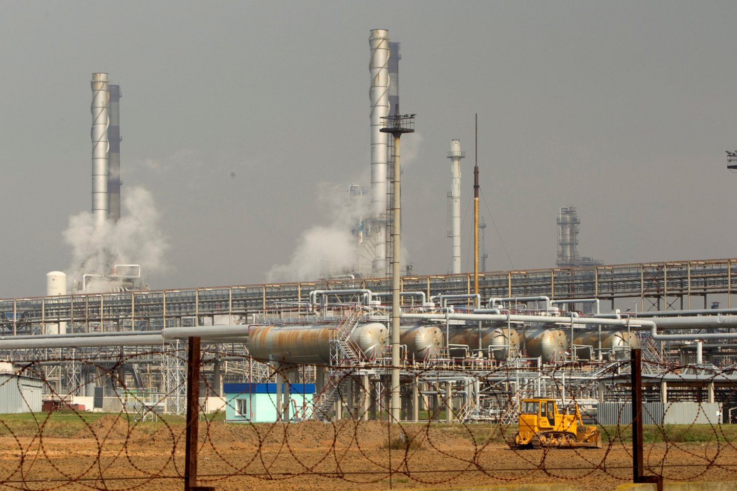 „Transneft“ prognozėmis, tam, kad iš naftotiekių sistemos būtų visiškai pašalinta užteršta nafta, prireiks maždaug šešių aštuonių mėnesių.<br>Reuters/Scanpix nuotr.