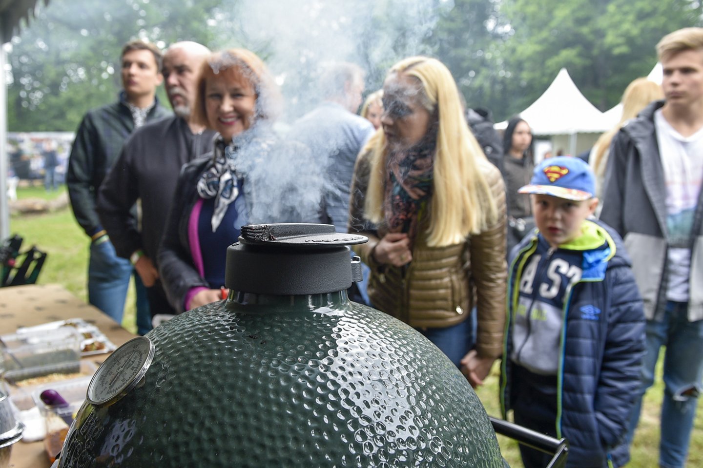 „Big Green Egg’s Flavour Fair“ festivalyje buvo galima  ne tik paragauti šefų paruoštų įvairiausių patiekalų, bet ir tiesiai iš žinovų lūpų išgirsti receptų ir patarimų, kaip ir ką gaminti keraminėse kepsninėse.<br>V.Ščiavinsko nuotr.