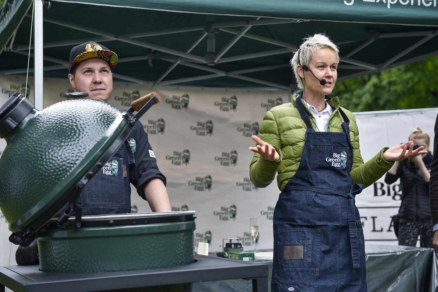 „Big Green Egg’s Flavour Fair“ festivalyje buvo galima  ne tik paragauti šefų paruoštų įvairiausių patiekalų, bet ir tiesiai iš žinovų lūpų išgirsti receptų ir patarimų, kaip ir ką gaminti keraminėse kepsninėse.<br>V.Ščiavinsko nuotr.