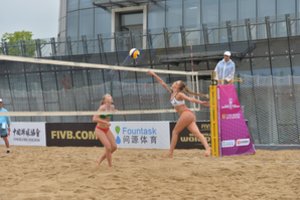 Lietuvos paplūdimio tinklininkės Kinijoje žengė į pagrindines varžybas