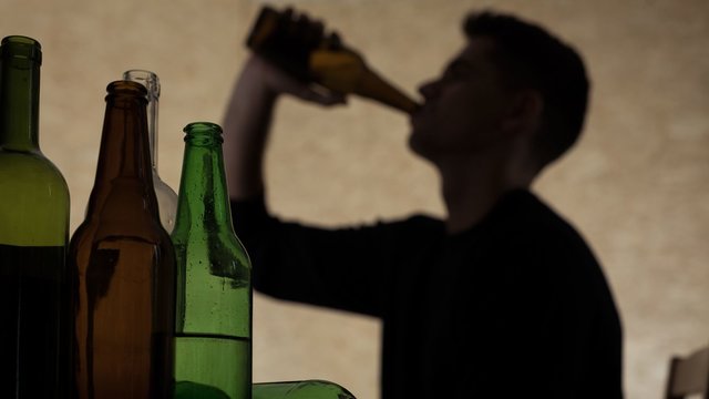 Alkoholio vartojimas Lietuvoje mažėja, bet nerimą kelia kitos tendencijos