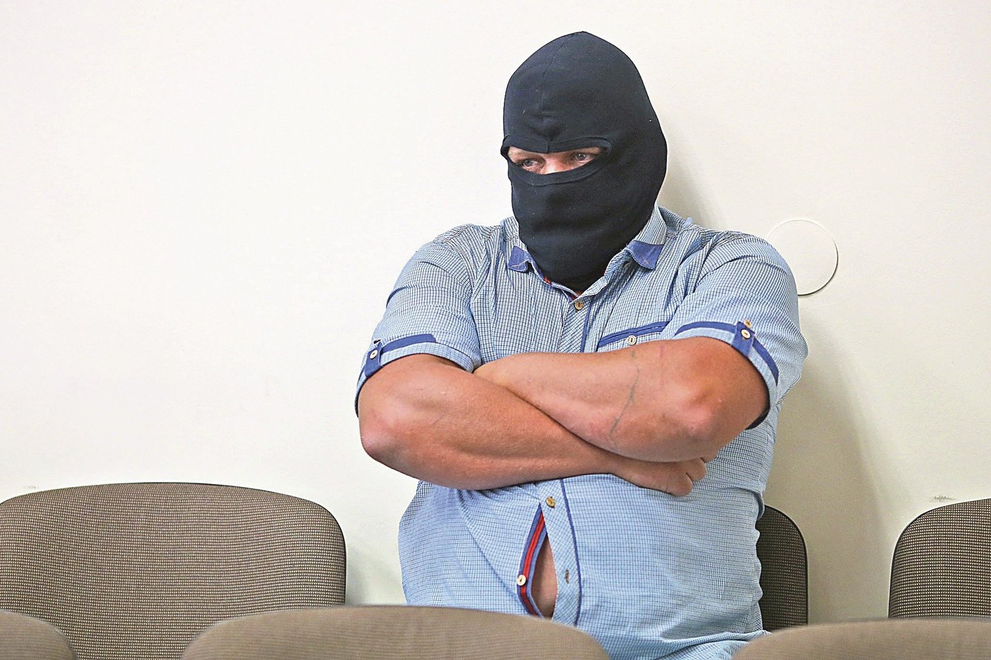 Parodymus prieš savo bendrininkus davęs V.Keršis teisme veidą slėpė po kauke.