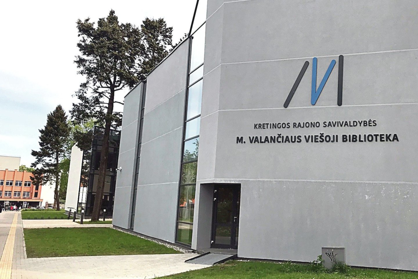 Ar ant M.Valančiaus bibliotekos pastato Kretingoje atsiras žodis „vyskupas“?<br>Aplinkosaugininkų nuotr.