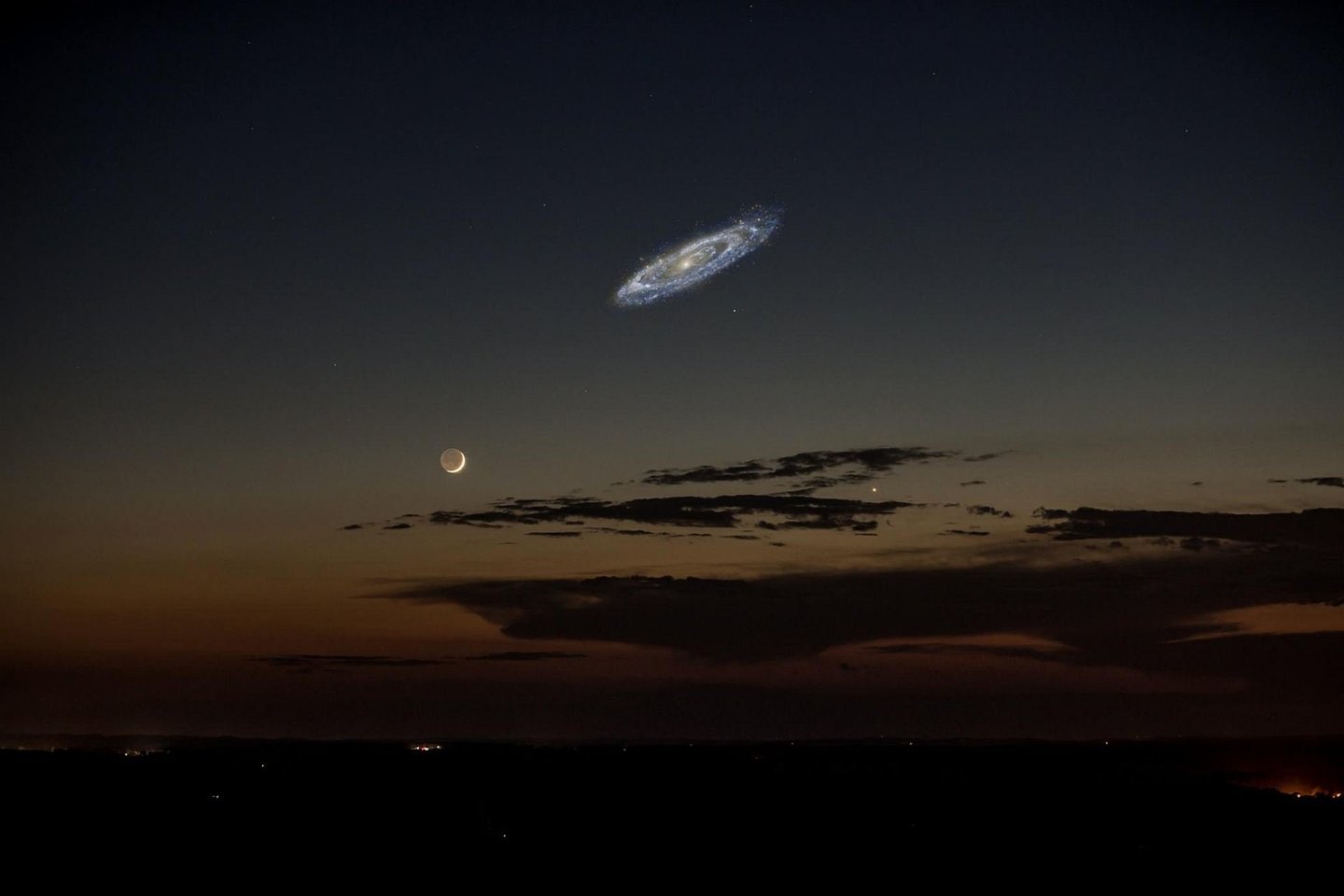  Jeigu visa Andromedos galaktika būtų pakankamai ryški, ją naktiniame danguje matytume būtent taip.<br>  Tom Buckley-Houston mont.