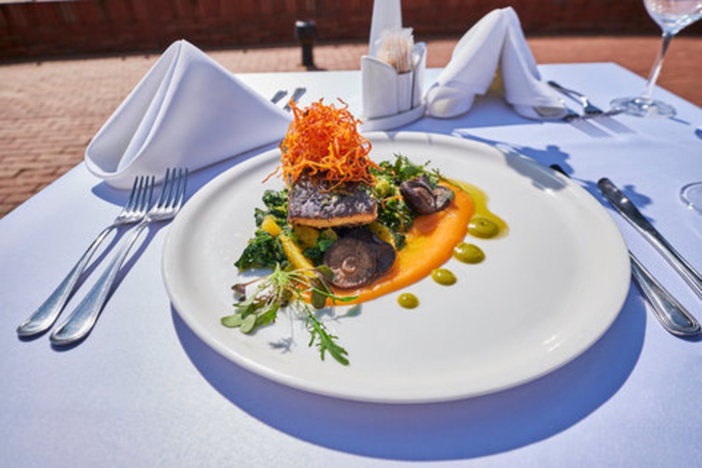 „Royal SPA Residence“ šamas su karštomis salotomis, apelsinais ir morkų kremu.<br>Organizatorių nuotr.