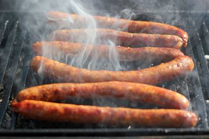 Vaistininkas įspėjo: šių dešrelių jokiu būdu nereikėtų kepti kepsninėje